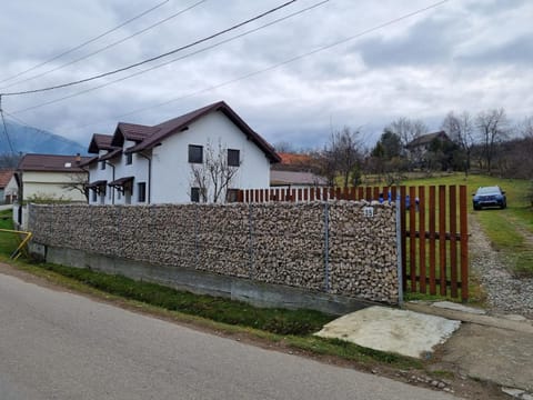 Casa din vale House in Brașov County