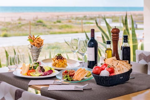 Restaurant/places to eat, Food close-up, Beach, Sea view, Alcoholic drinks, Non alcoholic drinks