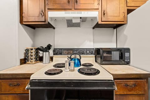 HEIRS LIVING : MELODIC - Near Zoo and Museums . King Bed . Free Parking . With Washer and Dryer . Pet Friendly . Pineville Apartment Condo in Alexandria