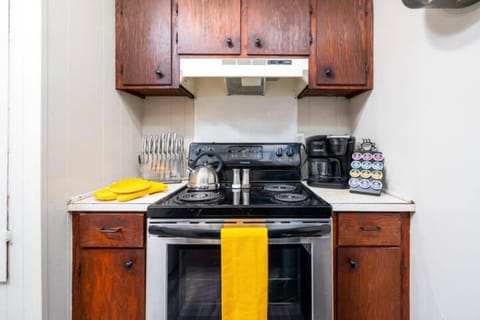 HEIRS LIVING : CHIC - 5miles to P&G . Pet Friendly . Kind Bed . Fully Furnished Apartment in Alexandria and Pineville Louisiana Condo in Alexandria
