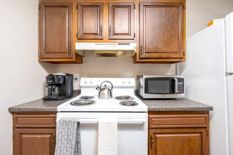 HEIRS LIVING : HAVEN - 1mi to Medical Centers . King Bed . Free WiFi . Free Parking . Fully Furnished Pineville Apartment . Pet Friendly Condo in Alexandria