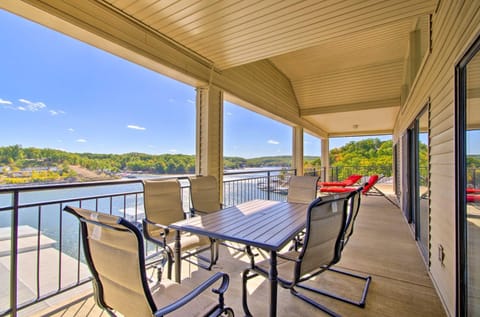 Bright Waterfront Condo with Resort Amenities! Apartment in Lake of the Ozarks