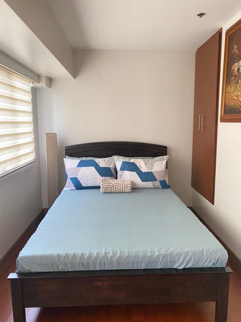 Comfy and Cozy 2BR Condo in BGC with WiFi and Netflix Apartment in Makati