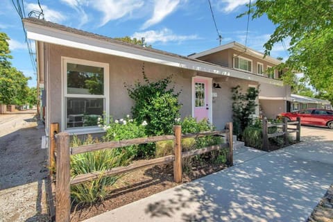 Rosé Getaway Close to Downtown Paso Robles 2 Bed/1 Bath House in Paso Robles