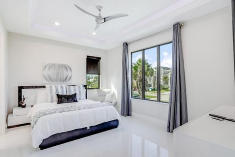 Modern Hickory Hideaway House in Bonita Springs