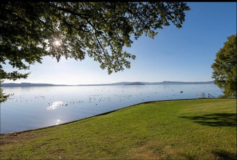 Lakeside & Tennis Court Paradise Apartment in Rotorua