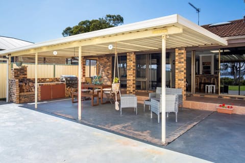 Enchante` - Pet Friendly - Absolute Waterfront - Fireplace House in Culburra Beach