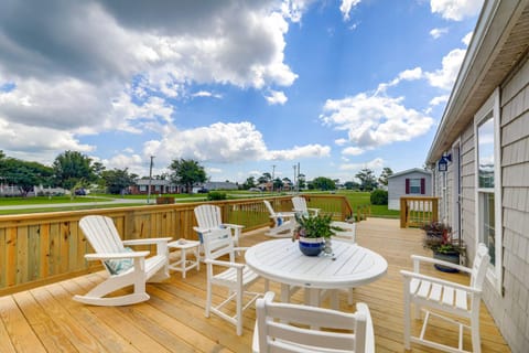 The Willowberry House with Deck and Grill! House in Harkers Island