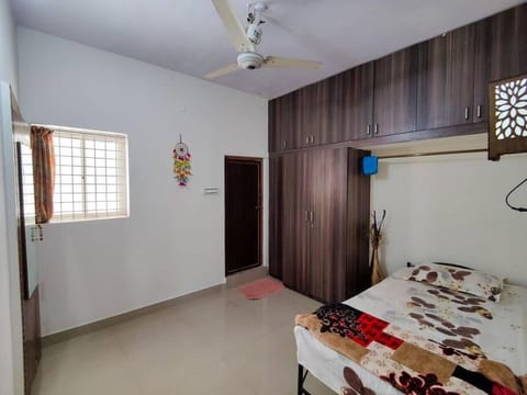 Comfy 2-bedroom House in Sanjaynagar, Bengaluru Apartment in Bengaluru
