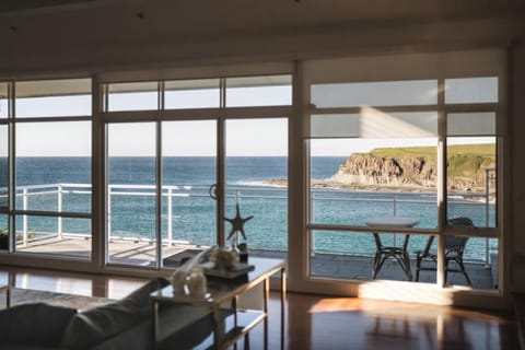 42 Loves Bay 5 Bedroom Sea cliff View House with Pool House in Kiama