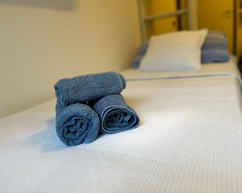 Bed, towels