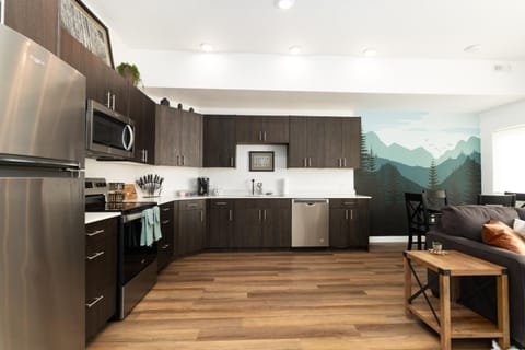 Near Downtown, MOUNTAIN VIBES, GIG Wi-Fi Business Condo in Salt Lake City