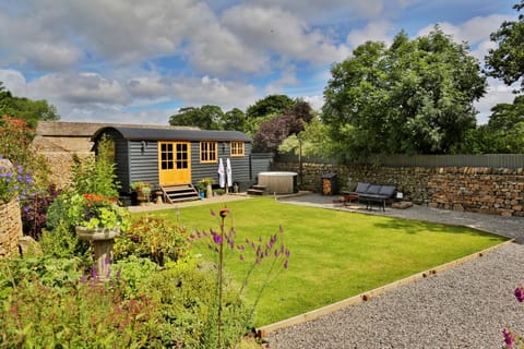 FLORA Luxury Retreat, Private Garden, Views & Hot Tub House in Middleton-in-Teesdale