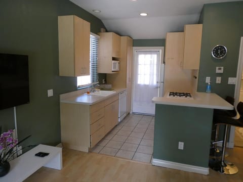 Private 2 bedrooms 1 bath close to Universal and HW sleeps 5 Bed and Breakfast in Van Nuys