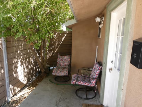 Private 2 bedrooms 1 bath close to Universal and HW sleeps 5 Bed and Breakfast in Van Nuys