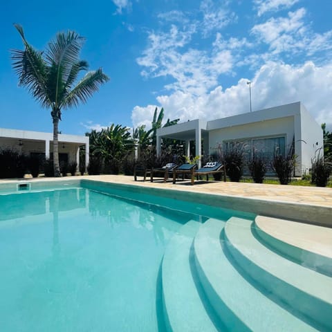 Property building, Day, Pool view, Swimming pool, sunbed