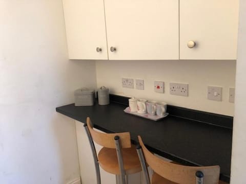 Self-contained Studio near Heathrow - 77VFR1 Apartment in Hounslow