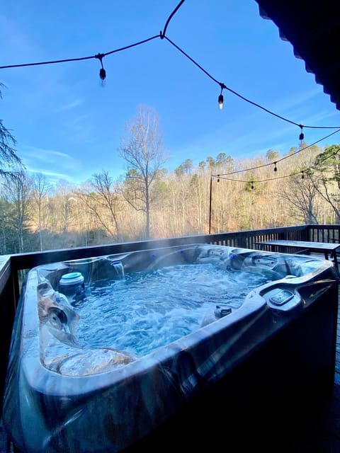 Peaceful cabin w/ hot tub, pool table & fire pit - BIG BLUE Maison in Fontana Lake