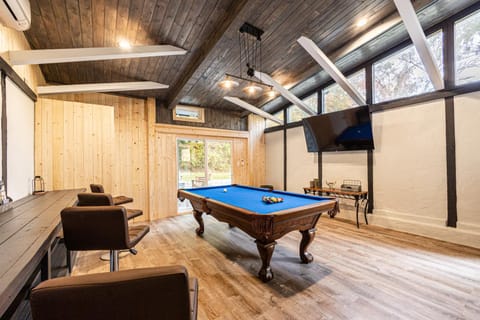 Peaceful cabin w/ hot tub, pool table & fire pit - BIG BLUE House in Fontana Lake