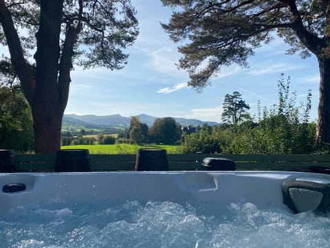 Mountain View Cottage, Hot Tub , Stunning Views Chalet in Llanfrynach