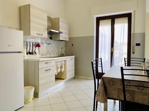 Kitchen or kitchenette, Living room, Seating area, Dining area, minibar, stove