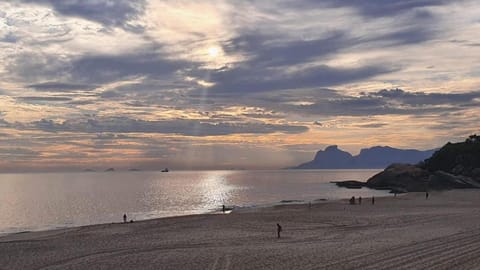 Apto Pé na Areia Condomínio Oceanside Camboinhas Condo in Niterói