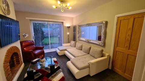 Stunning Holiday Home. Free Parking. House in Stretford