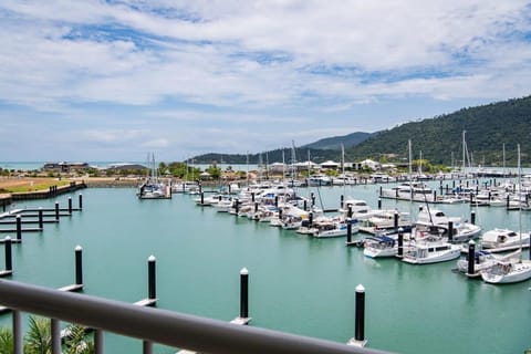 Penthouse living at the Port of Airlie Appartamento in Airlie Beach