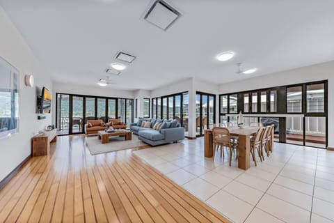 Penthouse living at the Port of Airlie Apartamento in Airlie Beach
