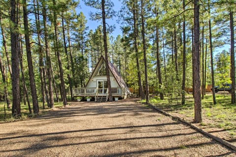 Pinetop A-Frame Cabin - 31 Mi to Sunrise Park House in Pinetop-Lakeside