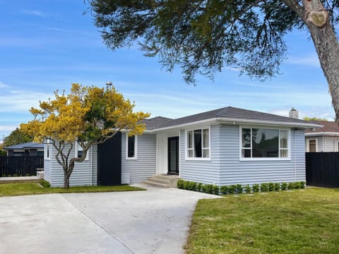 Property building, Day, Garden, Garden view, Street view, Parking