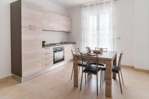 Kitchen or kitchenette, Dining area