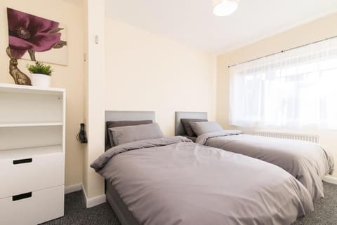 City Home from Home - Peaceful, Cosy & Modern 2Bed house House in Nottingham