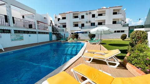 Property building, Day, Swimming pool, Swimming pool, sunbed