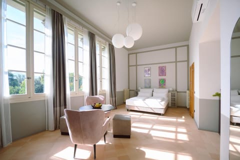 Bed, Photo of the whole room, Seating area, Bedroom