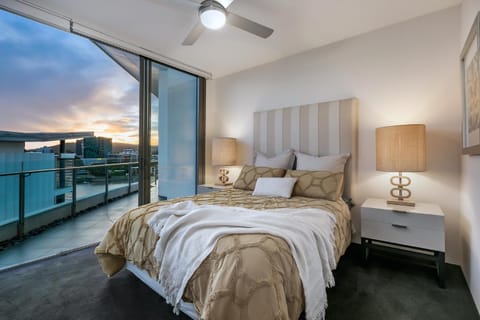 Stunning Waterfront Penthouse 3 or 4 Bedrooms Condo in Toowong
