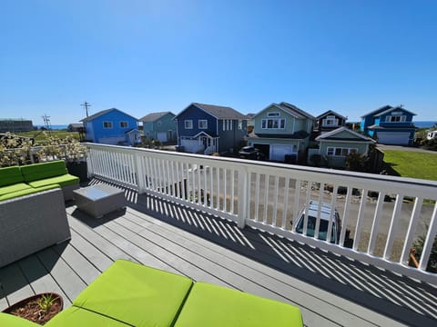 Sunkissed - Clear Pricing -- Walk to Beach, Ocean Views, Firepit, Privacy Fence, Gardens House in Pacific Beach