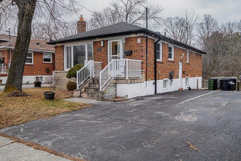 Charming Cozy Ravine Home Mins to Parks & Lake Entire House Casa in Pickering