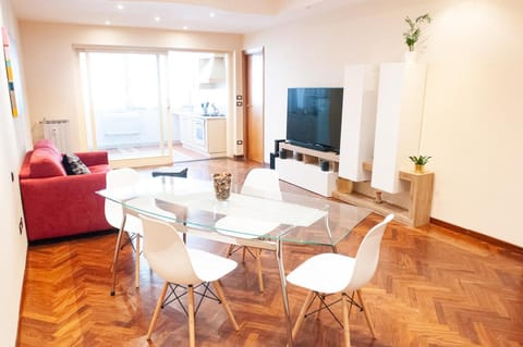 TV and multimedia, Living room, Seating area, Dining area