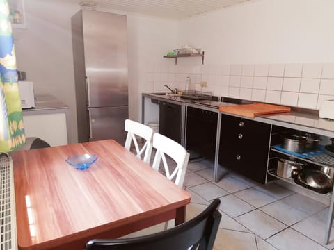 Kitchen or kitchenette, Dining area, pet friendly, stove