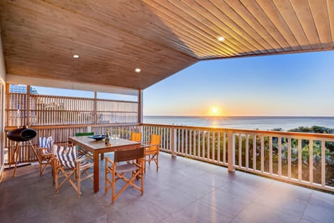 Day, Natural landscape, Balcony/Terrace, Dining area, Sea view