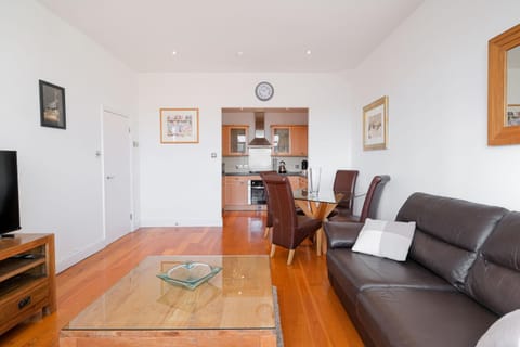 Stylish 2 bed flat in canal side gated development Apartment in London Borough of Islington