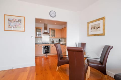 Stylish 2 bed flat in canal side gated development Apartment in London Borough of Islington