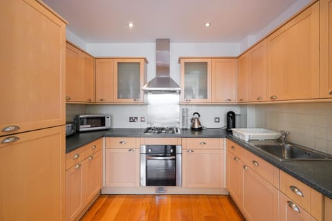 Stylish 2 bed flat in canal side gated development Apartment in London Borough of Islington