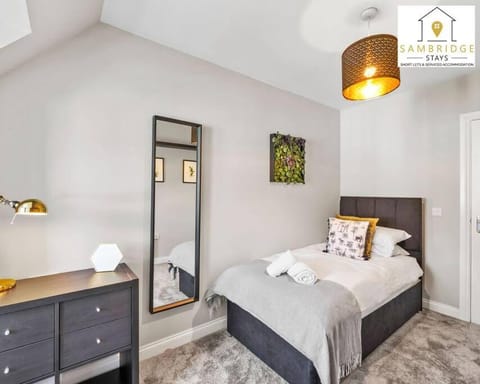 The Penthouse 3 Bedroom Apartment by Sambridge Stays Condo in Watford