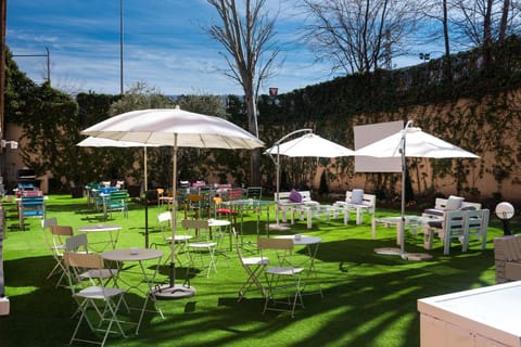 Patio, Restaurant/places to eat, Garden, Balcony/Terrace, Food and drinks, Seating area, Area and facilities