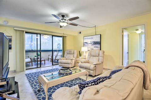 Breezy Siesta Key Condo with Bay Views and Pool! Appartement in Siesta Beach