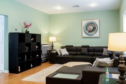 Cozy condo with yard and patio. Long-stay discount available Apartment in Bridgeport