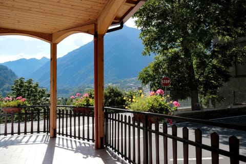 Balcony/Terrace, Mountain view, Internal: Not applicable to any particular room