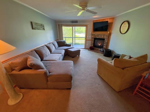 SC17 - Spacious comfortable 1 minute to skiing and Mount Washington Hotel Condo in Carroll